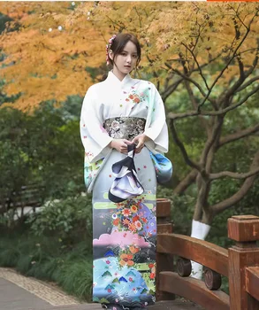 Японското по-добро кимоно, официален костюм за изяви в Интернет на известни личности